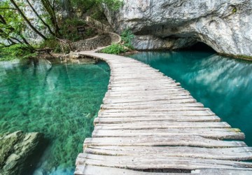 Plitvice gölleri ahşap köprü…