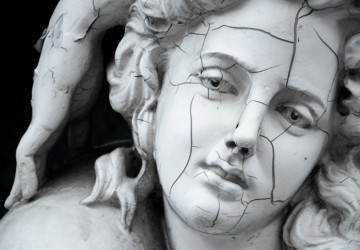 kırık Yunan kadın heykeli