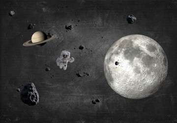 uzay boşluğunda astronot Satürn…