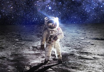 ay üzerinde Amerikalı astronot…